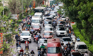 Xe cộ ken đặc khắp các ngả đường Hà Nội trong ngày đầu đi làm sau nghỉ lễ