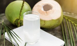 Vì sao phụ nữ nên uống nước dừa?