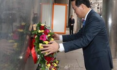 Chủ tịch nước Võ Văn Thưởng đặt hoa tại Biển lưu niệm Bác Hồ tại London