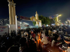 CĐV Campuchia xếp hàng xuyên đêm chờ vé bóng đá SEA Games 32