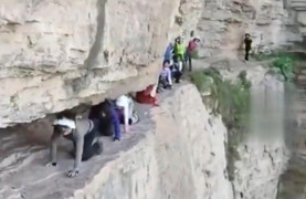 Rùng mình chứng kiến cảnh khách du lịch bò trên vách đá cheo leo