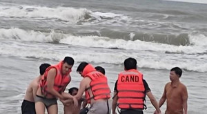 Lãnh đạo Bộ Công an viết thư khen trung tá cứu nhiều du khách bị đuối nước ở Huế