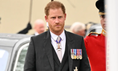 Hoàng tử Harry đến lễ đăng quang của Vua Charles III cùng ai?