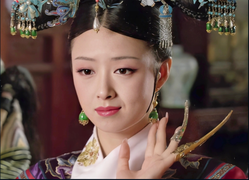 Vì sao các phi tần nhà Thanh luôn đeo hộ giáp không rời?