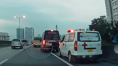 Xe khách chèn ép, không chịu nhường đường xe cứu thương