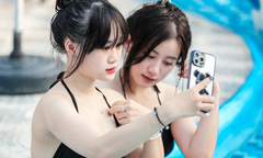 Giới trẻ Hà thành đổ về công viên nước Hồ Tây giải nhiệt ngày nắng nóng kỷ lục