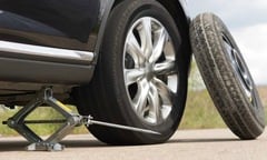 Ô tô gặp sự cố, thay lốp dự phòng như thế nào?