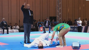 Trượt chân dính chấn thương nặng, võ sĩ Việt Nam ngậm ngùi bị xử thua