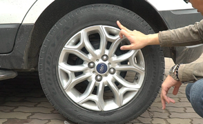 Những dấu hiệu ô tô nổ lốp giữa đường, tài xế cần biết để tránh