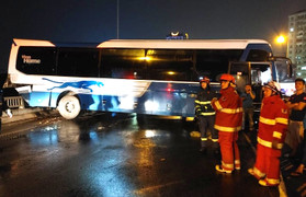 Hà Nội: Ô tô khách nổ lốp, tông đổ lan can, chắn ngang đường Vành đai 3 trên cao