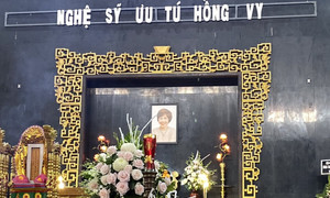 Gia đình, đồng nghiệp tiễn đưa ca sĩ Hồng Vy