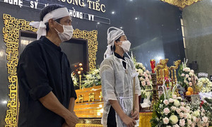 Rơi nước mắt với dòng viết của con trai 13 tuổi gửi mẹ Hồng Vy