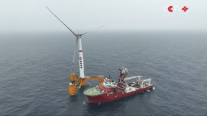 Trung Quốc lắp đặt bệ turbine gió nổi sâu 100m