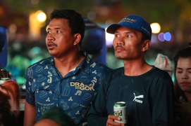 Tài xế chê khách, chủ quán nghỉ bán hàng cổ vũ SEA Games 32