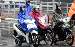 Hà Nội mưa trắng trời giờ cao điểm, người dân trú tạm dưới gầm cầu