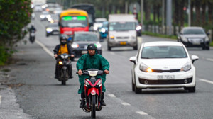 Liều mình đi vào làn cao tốc đại lộ Thăng Long, hàng loạt tài xế bị xử phạt