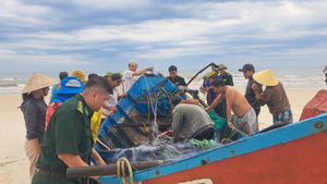Quảng Bình: 9 thuyền nan chìm trên biển, 1 ngư dân mất tích