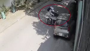 Mở cửa ô tô bất cẩn khiến 2 người đi xe máy thương vong