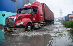 Làng tái chế giấy lớn nhất miền Bắc ngập nước thải sau trận mưa đầu mùa