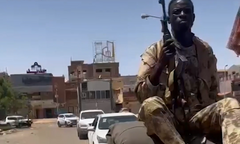 Sinh viên Sudan lao xe vào lửa đạn giải cứu nhân viên Liên hợp quốc