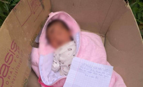 Bé trai sơ sinh bị bỏ rơi gần nhà máy gạch kèm mẩu giấy 'nhờ người nuôi giùm'