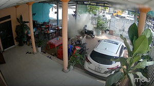 Ô tô lao vào quán ăn ven đường ở Huế