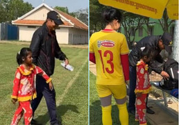 Em bé lạc vào sân tập, tuyển nữ Việt Nam mang bánh kẹo chiêu đãi