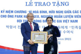 Ông Park Hang Seo nhận Kỷ niệm chương vì hòa bình giữa các dân tộc