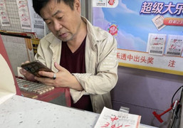 Buộc phải mua lại vé số bị lỗi do bấm nhầm, nào ngờ trúng độc đắc