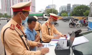 Cảnh sát in hình ảnh tại chốt để xử lý tài xế vi phạm