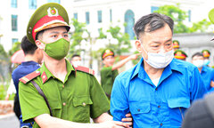 Cựu Chủ tịch Bình Thuận Nguyễn Ngọc Hai và đồng phạm bị dẫn giải đến toà
