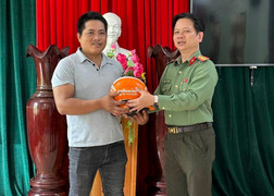 Người đàn ông dũng cảm lao xuống dòng nước chảy xiết, cứu 4 người thoát chết