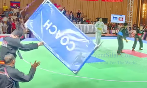 HLV Indonesia hất tung rào chắn, cãi nhau nảy lửa với trọng tài