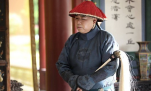 Tại sao thái giám trong cung luôn kè kè cây phất trần?