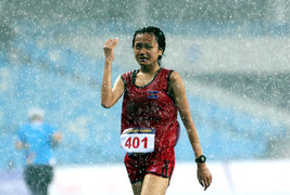 Thủ tướng Hun Sen thưởng 10.000 USD cho VĐV Campuchia vừa chạy vừa khóc dưới mưa