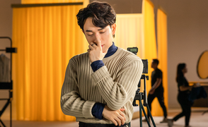 Trúc Nhân gây 'sốt' với hình tượng nhiếp ảnh gia trong MV mới