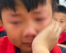 Nam sinh bật khóc khi cô giáo hỏi và sự thật đau lòng phía sau