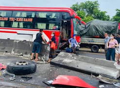 Đi sai làn, xe khách chở 16 người lao vào dải phân cách, bánh văng ra ngoài