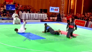 Bị võ sĩ Việt Nam quật ngã, VĐV Singapore túm chân kéo trọng tài lộn nhào