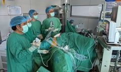 Lần đầu kết hợp 2 kỹ thuật nội soi trong 1 ca phẫu thuật lấy sỏi thận