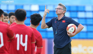 HLV Troussier chia quân trinh sát đối thủ tại bán kết của U22 Việt Nam
