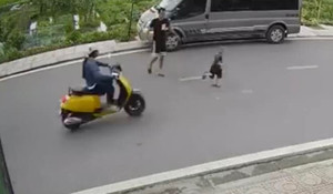 Con nhỏ chạy vụt qua đường bị xe máy tông trúng, người bố lao vào đánh nữ tài xế