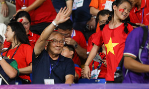 Cổ vũ U22 Việt Nam đấu Thái Lan, HLV Park Hang Seo xúc động cảm ơn người hâm mộ