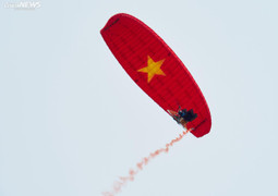 Mãn nhãn với màn biểu diễn dù lượn 'Bay lên miền cửa biển'