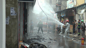 Cửa hàng bán sữa ở Hà Nội cháy dữ dội sau tiếng nổ lớn