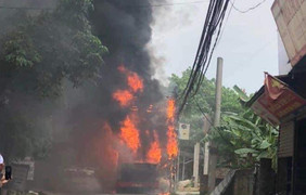 Xe buýt bốc cháy ngùn ngụt, hành khách hoảng loạn tháo chạy