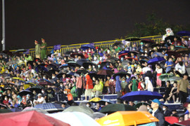 Biển người đội mưa về trung tâm Hải Phòng xem Lễ hội Hoa Phượng Đỏ