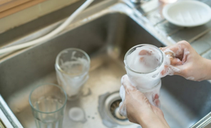 Tiết lộ bí quyết rửa đồ thủy tinh sáng bóng như mới