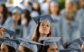 Nhiều gia đình cả 2 thế hệ 'còng lưng' trả khoản nợ đại học tiền tỷ