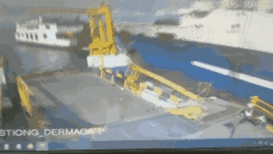 Tàu chở khách tông sập bến phà, công nhân hoảng sợ tháo chạy